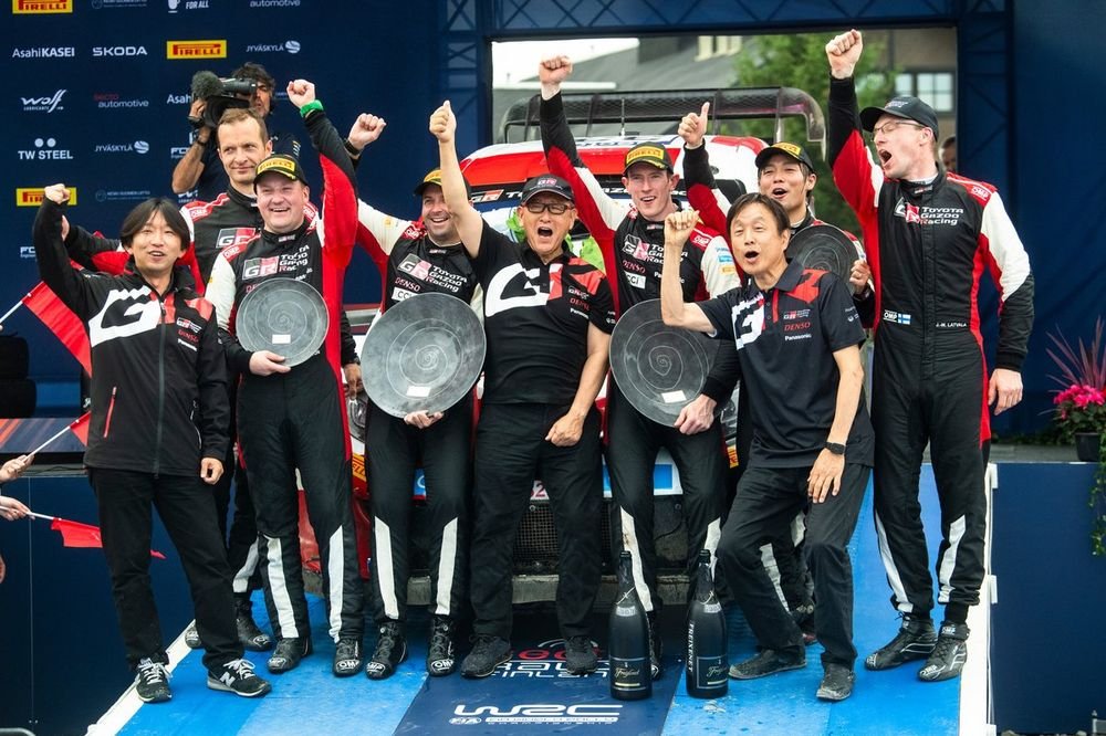 Elfyn Evans, Scott Martin, Toyota Gazoo Racing WRT Toyota GR Yaris Rally1, Takamoto Katsuta, Aaron Johnston, Toyota Gazoo Racing WRT NG Toyota GR Yaris Rally1 avec l'équipe