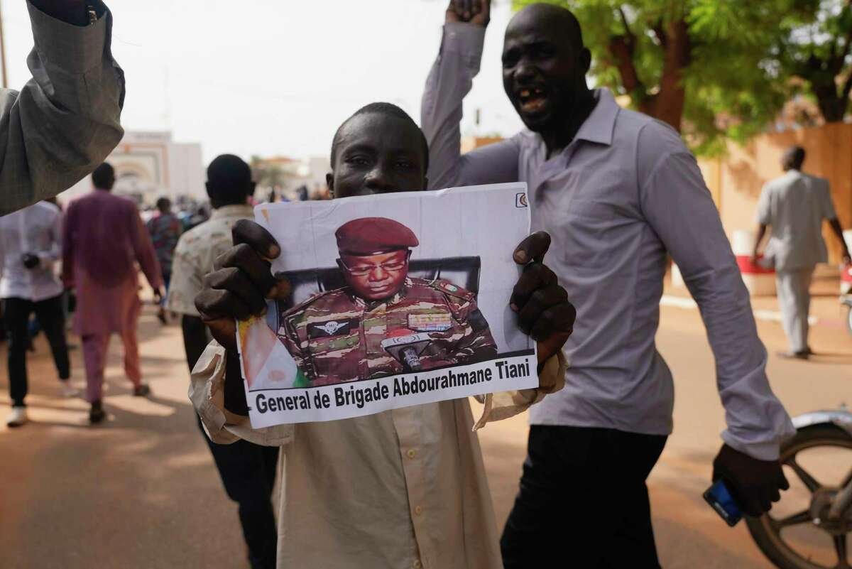 Les Nigériens participent à une marche appelée par les partisans du chef du coup d'État, le général Abdourahmane Tchiani, sur la photo, à Niamey, au Niger, le dimanche 30 juillet 2023. Quelques jours après que des soldats mutins ont renversé le président démocratiquement élu du Niger, l'incertitude monte quant à l'avenir du pays et certains appellent les raisons de la junte pour prendre le contrôle.