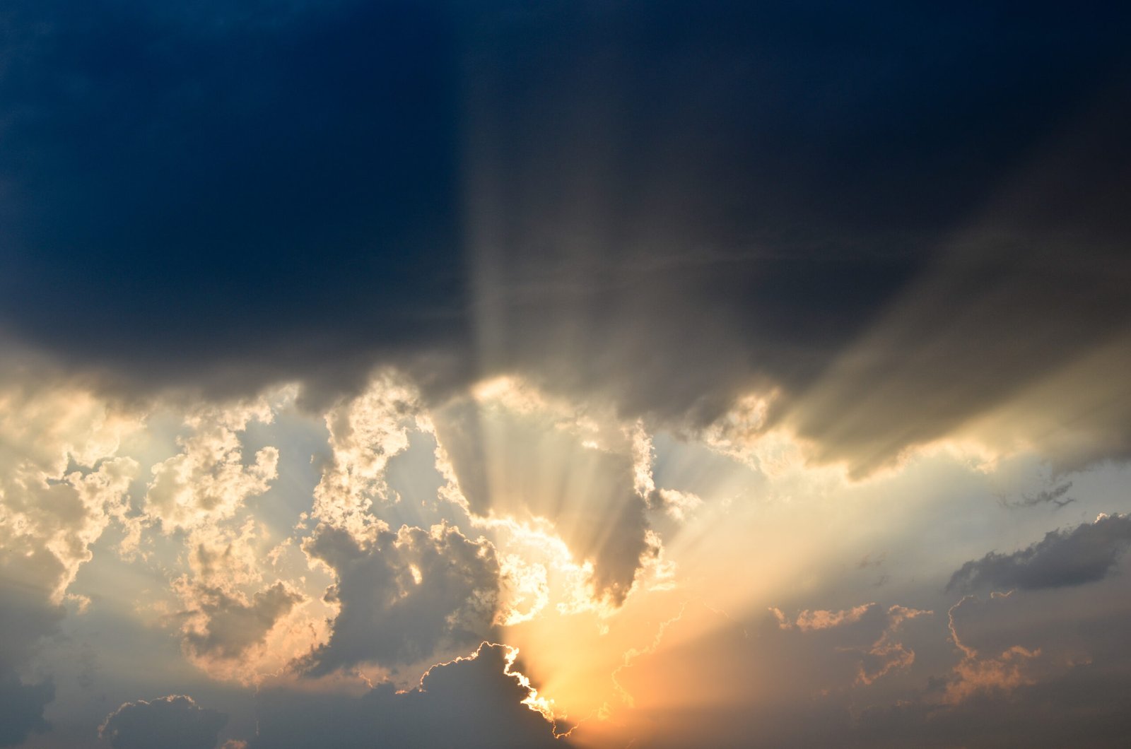 La canicule continue en France mais les tempêtes arrivent et déclenchent de nouvelles alertes