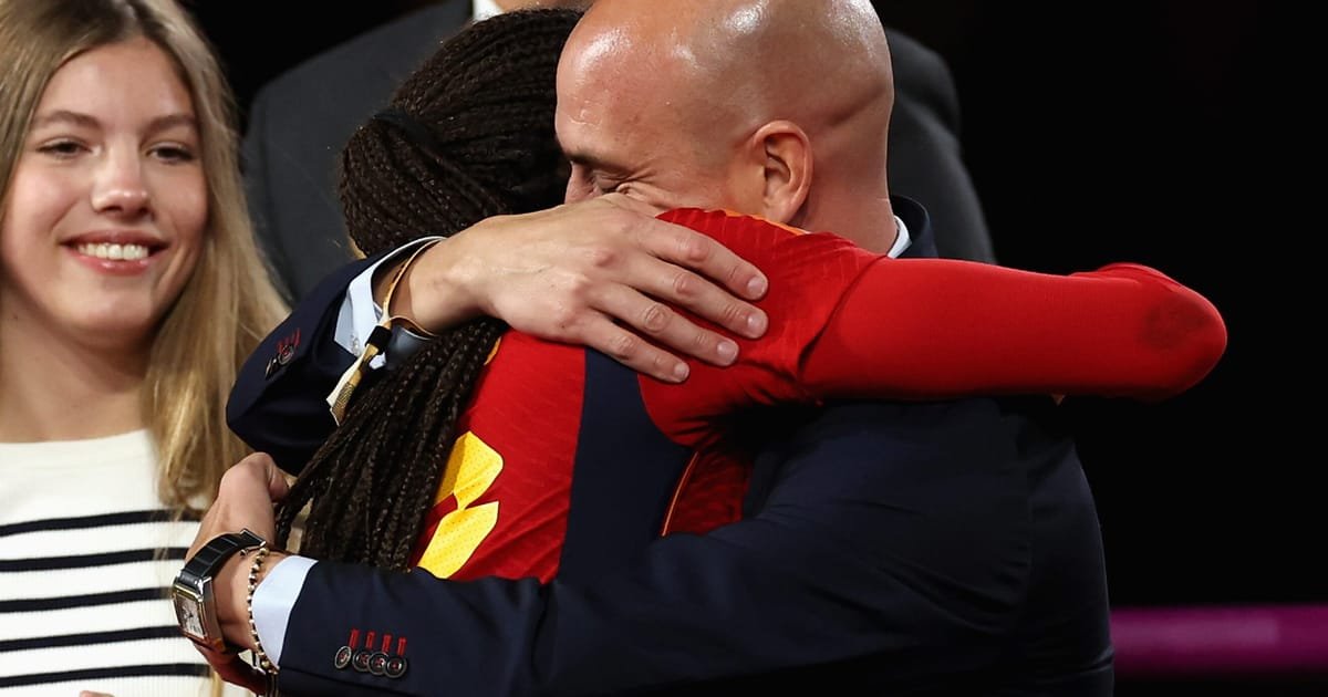La fédération espagnole de football menace de poursuites judiciaires contre le joueur vedette dans le cadre d’une controverse sur le baiser