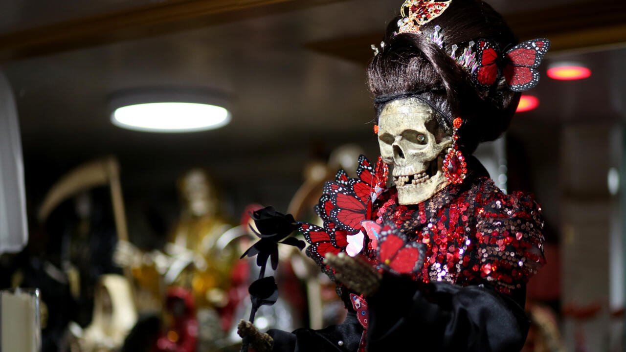 La sainte squelette Santa Muerte attire des fidèles parmi les Latinos américains