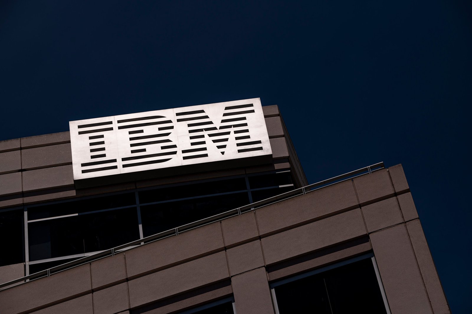 Le PDG d’IBM affirme que l’IA aura un impact en premier sur les emplois de cols blancs, mais pourrait aider les travailleurs au lieu de les déplacer