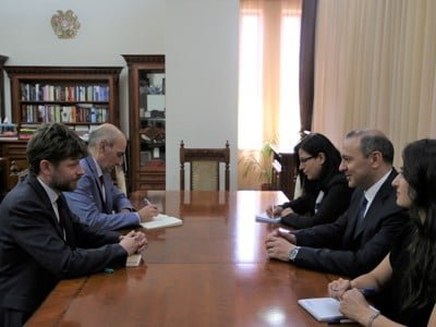 Le chef du Conseil de sécurité arménien et le nouvel envoyé de la France discutent de l’aggravation de la situation humanitaire au Karabakh