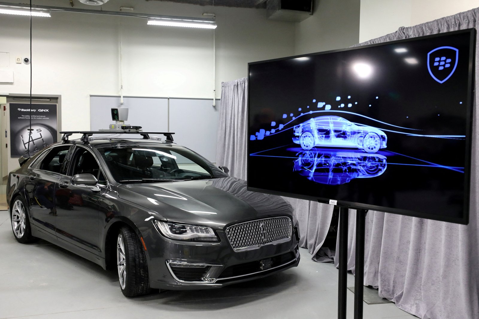 Un véhicule autonome est vu au siège social de BlackBerry QNX à Ottawa