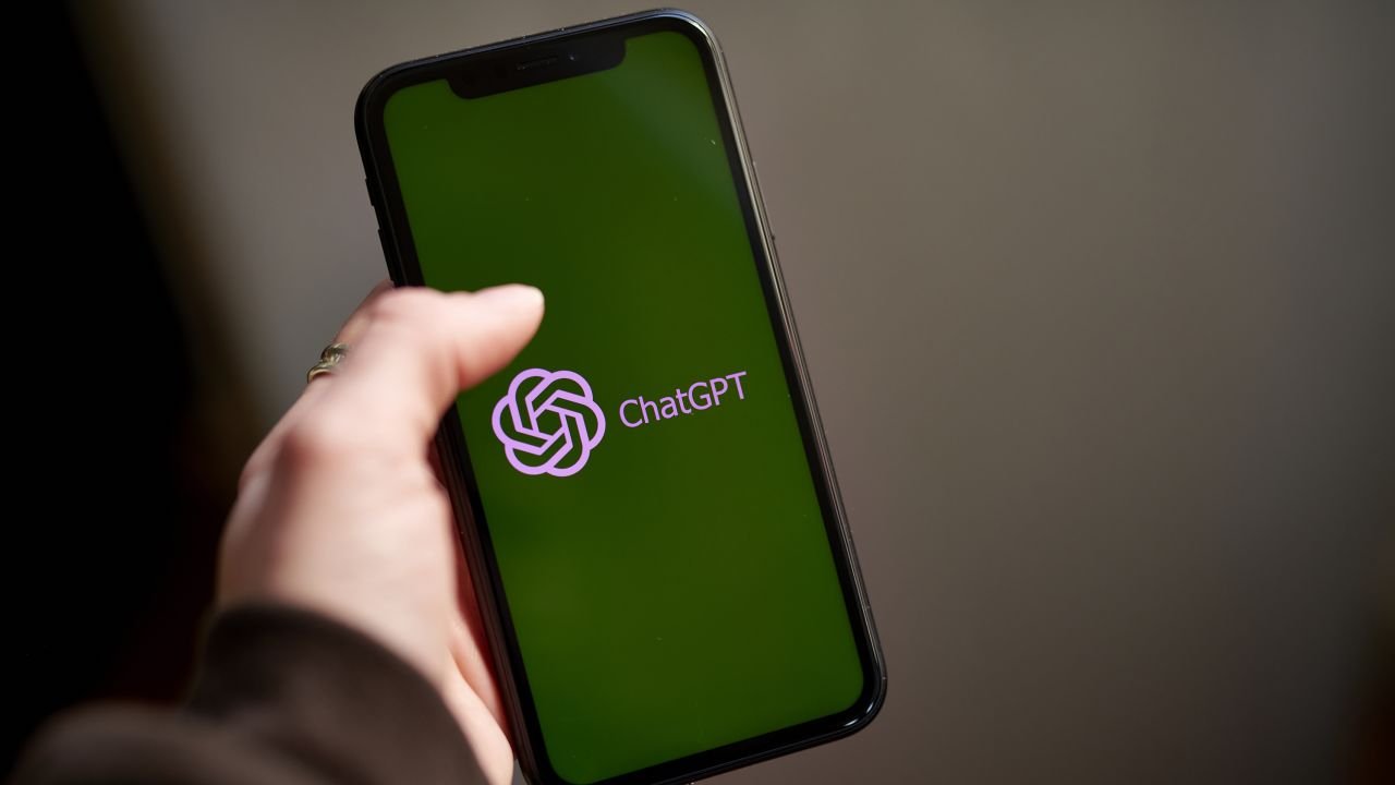 Les craintes de l’IA sont exagérées ?  Un physicien théoricien qualifie les chatbots de « magnétophones glorifiés » |  CNN Affaires