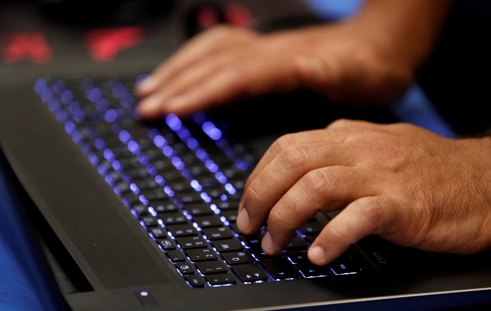 L'organisme américain chargé de la cybersécurité va examiner la sécurité du cloud computing et une violation de Microsoft 1 Un homme tape sur un clavier lors de la convention des hackers Def Con à Las Vegas