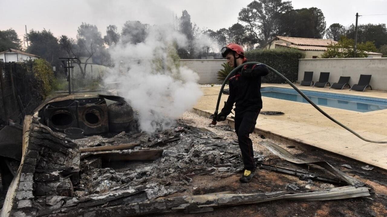 Plus de 3 000 vacanciers fuient un violent incendie près de la frontière espagnole