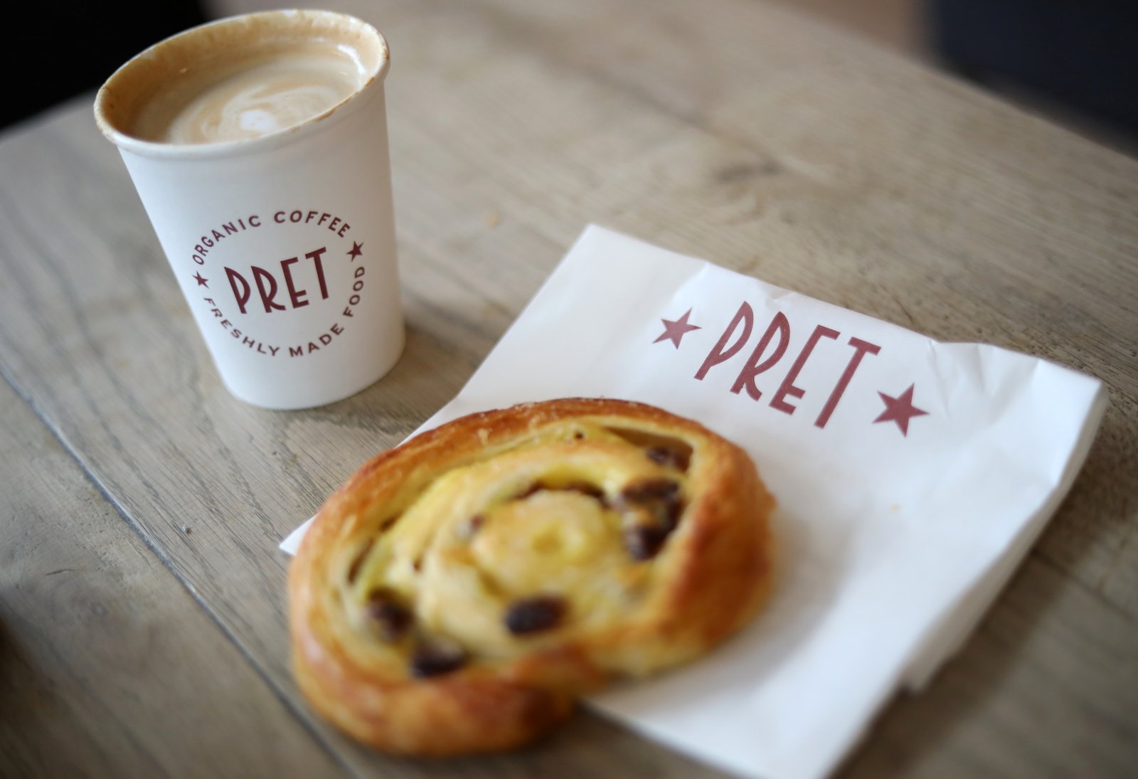 Pret, au Royaume-Uni, propose un service d'abonnement au café aux États-Unis et en France 1 Un café et une pâtisserie sont visibles sur une table à l'intérieur d'un magasin Pret A Manger à Liverpool