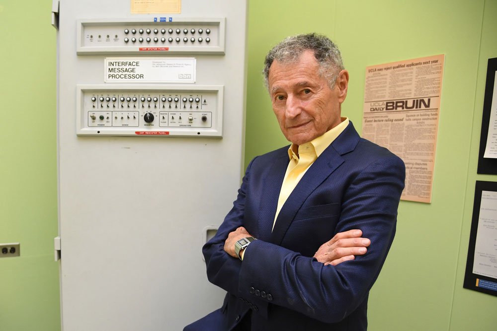 DOUNIAMAG-US-IT-INTERNET-ANNIVERSAIRE Leonard Kleinrock pose à côté du premier processeur de messages d'interface (IMP) dans le laboratoire où le premier message Internet a été envoyé, à l'Université de Californie à Los Angeles. Crédit photo : Robyn Beck/AFP via Getty Images