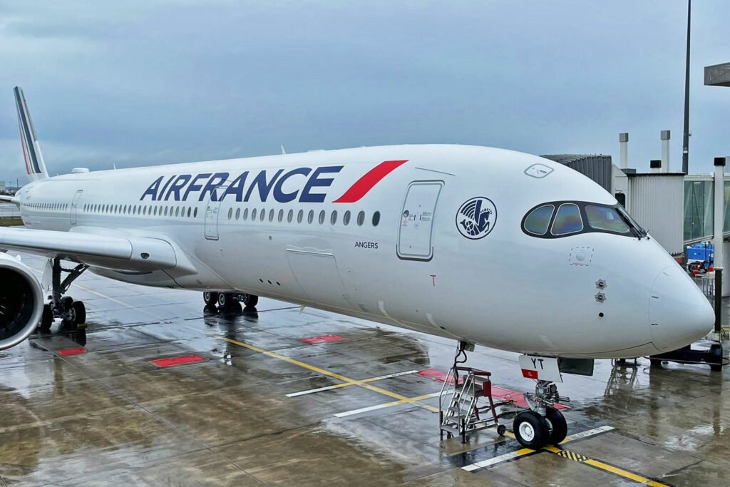 Le nouvel Airbus A350 d'Air France au terminal.