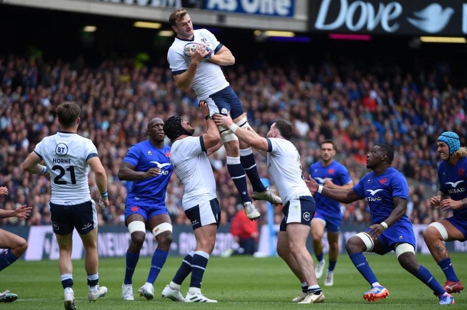 Richie Gray saute le plus haut pour remporter le ballon pour l'Écosse lors de la victoire 25-21 contre la France lors de l'échauffement de la Coupe du monde à Murrayfield. (Photo de David Gibson/Fotosport/Shutterstock)
