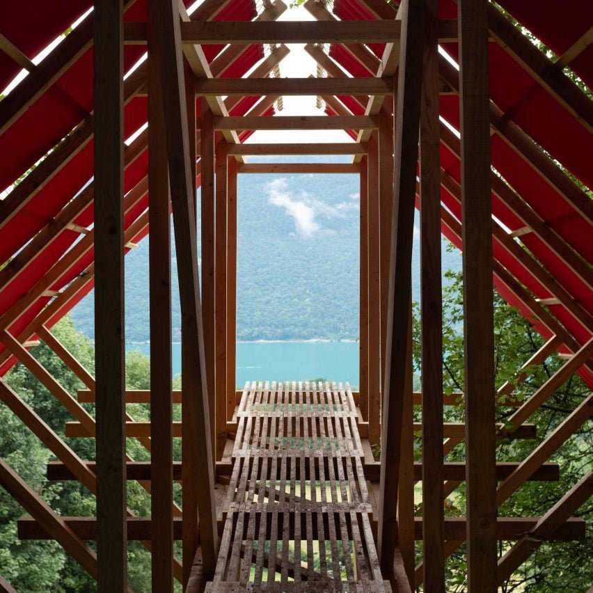 Toit rouge surdimensionné abritant Patagonian Shadow Cabin en France