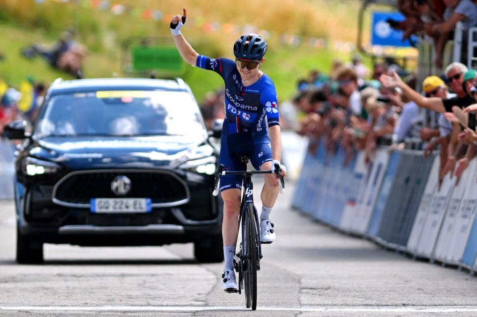 LLEX MONTSJURA FRANCE AOÛT 02 Michael Storer d'Australie et l'équipe GroupamaFDJ célèbrent à la ligne d'arrivée le vainqueur de l'étape lors du 35e Tour de lAin 2023 Étape 3 une étape de 137 km d'Oyonnax à Llex MontsJura 898m le 02 août 2023 à Llex MontsJura France Photo de Luc ClaessenGetty Images