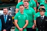 vignette : Sexton photographié à l'aéroport de Dublin avant le vol de l'Irlande vers la France pour la Coupe du monde de rugby 2023