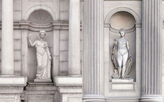 deux statues côte à côte.