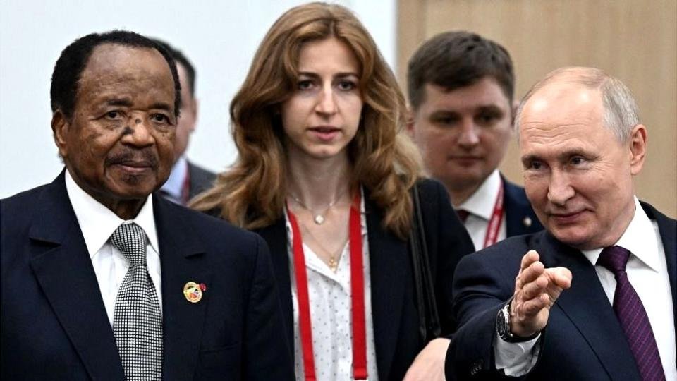 Le président russe Vladimir Poutine avec le président camerounais Paul Biya lors du deuxième sommet Russie-Afrique à Saint-Pétersbourg, le 28 juillet 2023.