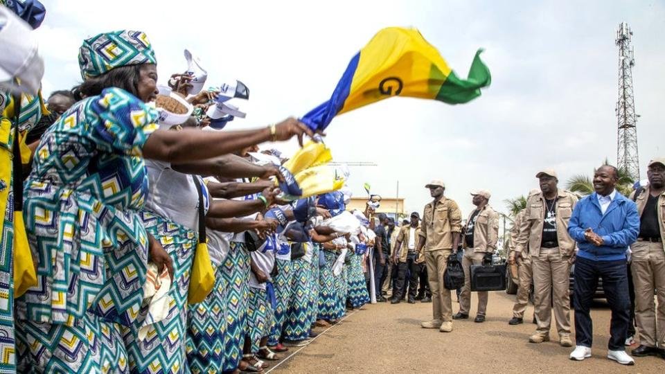 Ali Bongo Ondimba (à droite, avec une veste bleue) lors de son meeting de campagne à Ntoum, Gabon, le 20 août 2023