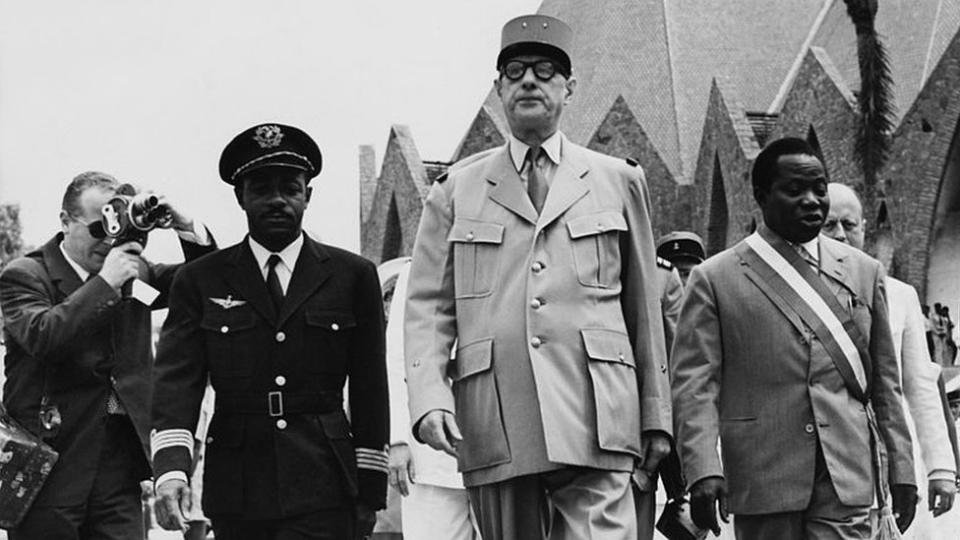 Le Premier ministre français Charles de Gaulle (au centre) avec Barthélemy Boganda (à droite), fondateur du Mouvement indépendantiste d'évolution sociale d'Afrique noire (MESAN), en 1958.