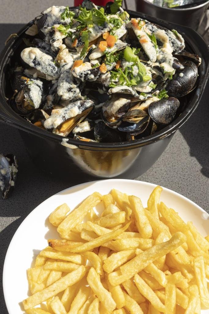 1693940753 577 Les gens apprecient la nourriture lors de la Braderie annuelle