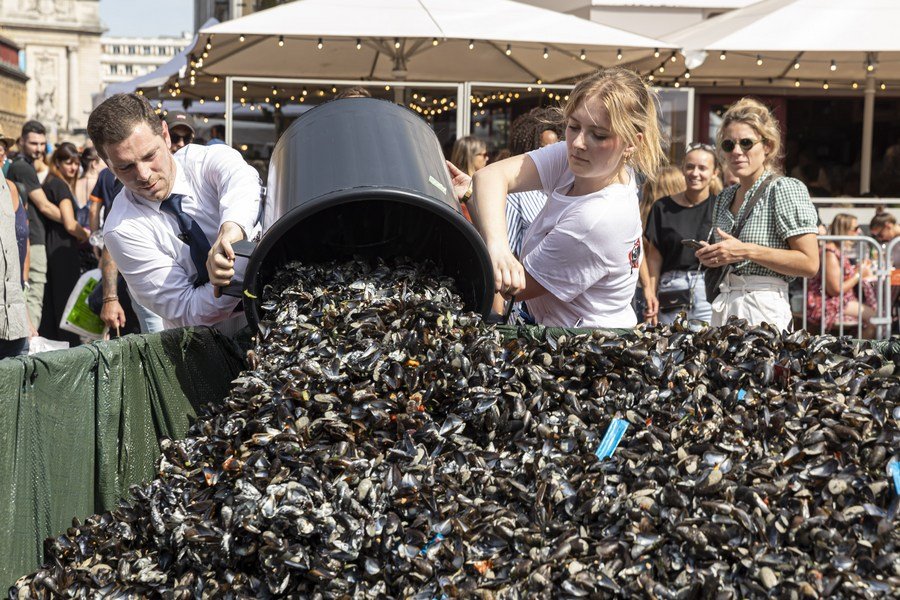 1693940754 50 Les gens apprecient la nourriture lors de la Braderie annuelle