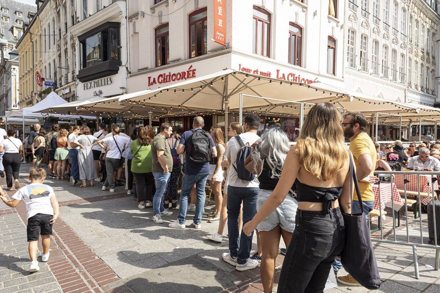 1693940756 337 Les gens apprecient la nourriture lors de la Braderie annuelle