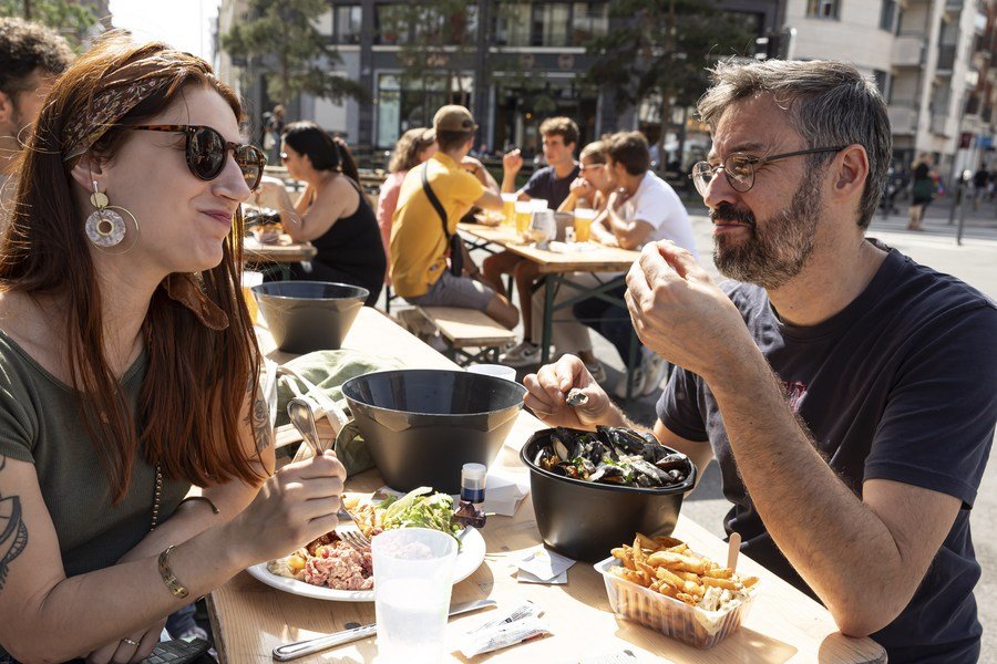 1693940756 598 Les gens apprecient la nourriture lors de la Braderie annuelle