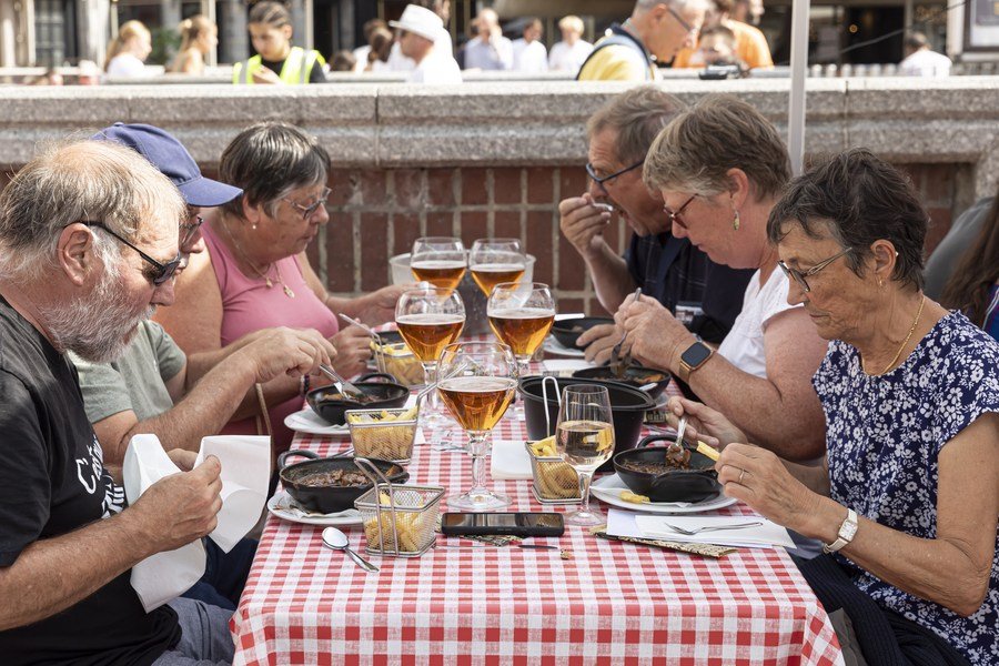 1693940757 172 Les gens apprecient la nourriture lors de la Braderie annuelle
