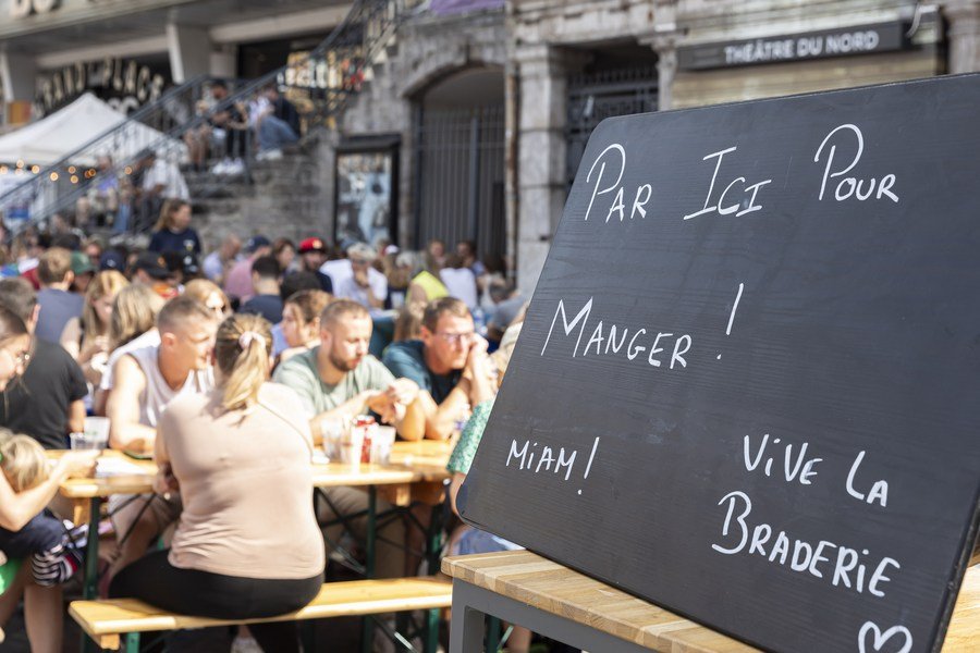 1693940757 339 Les gens apprecient la nourriture lors de la Braderie annuelle