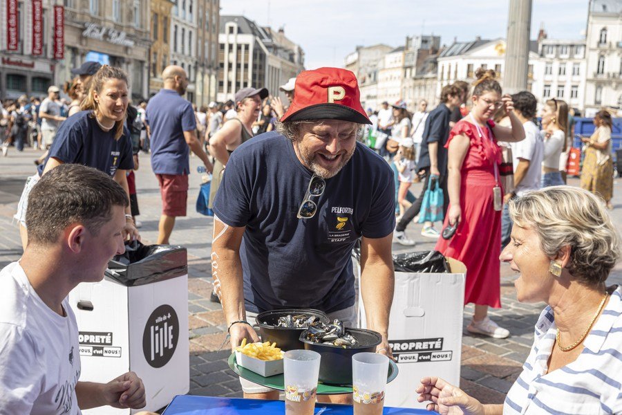 1693940759 677 Les gens apprecient la nourriture lors de la Braderie annuelle