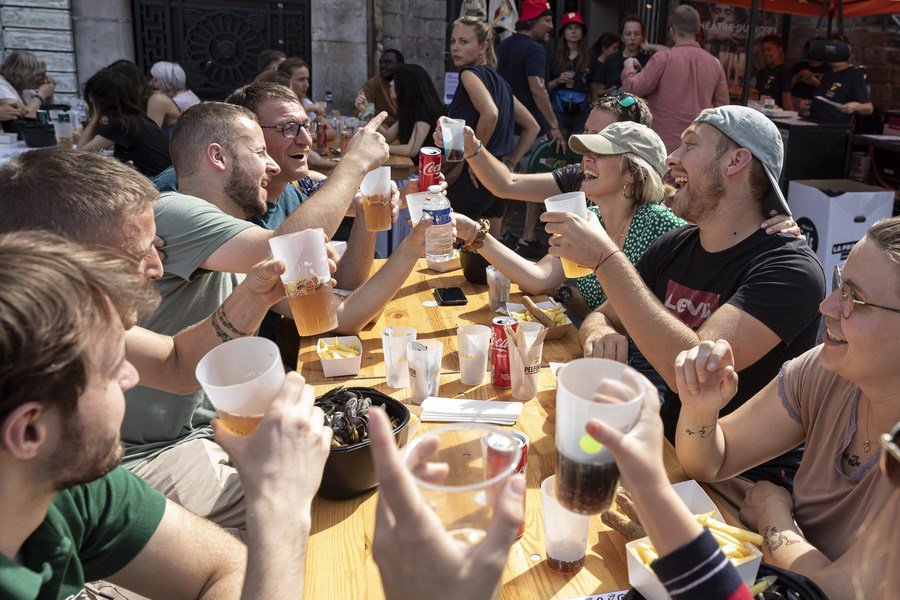 1693940759 877 Les gens apprecient la nourriture lors de la Braderie annuelle