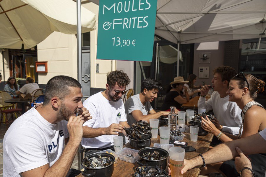 1693940760 609 Les gens apprecient la nourriture lors de la Braderie annuelle