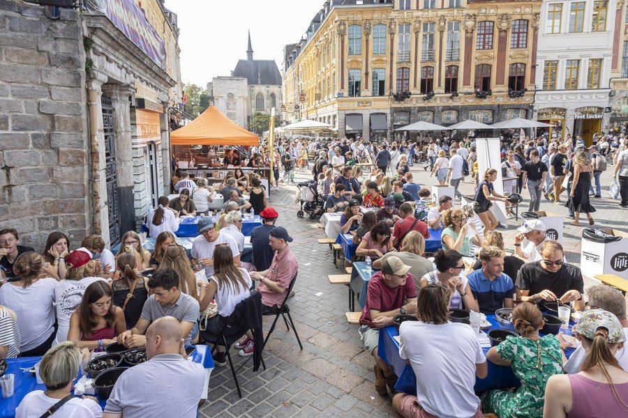 1693940761 676 Les gens apprecient la nourriture lors de la Braderie annuelle