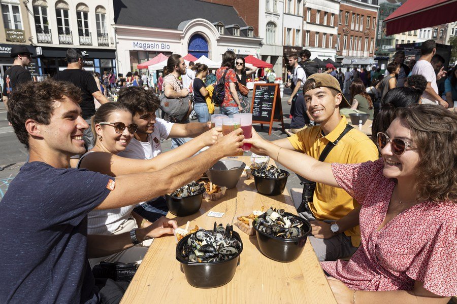1693940762 245 Les gens apprecient la nourriture lors de la Braderie annuelle