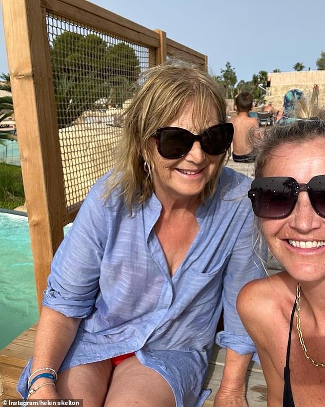 Vacances : la star de Blue Peter, 40 ans, a montré sa silhouette intemporelle en partageant une multitude de clichés de son escapade en France pour célébrer l'anniversaire de maman Janet