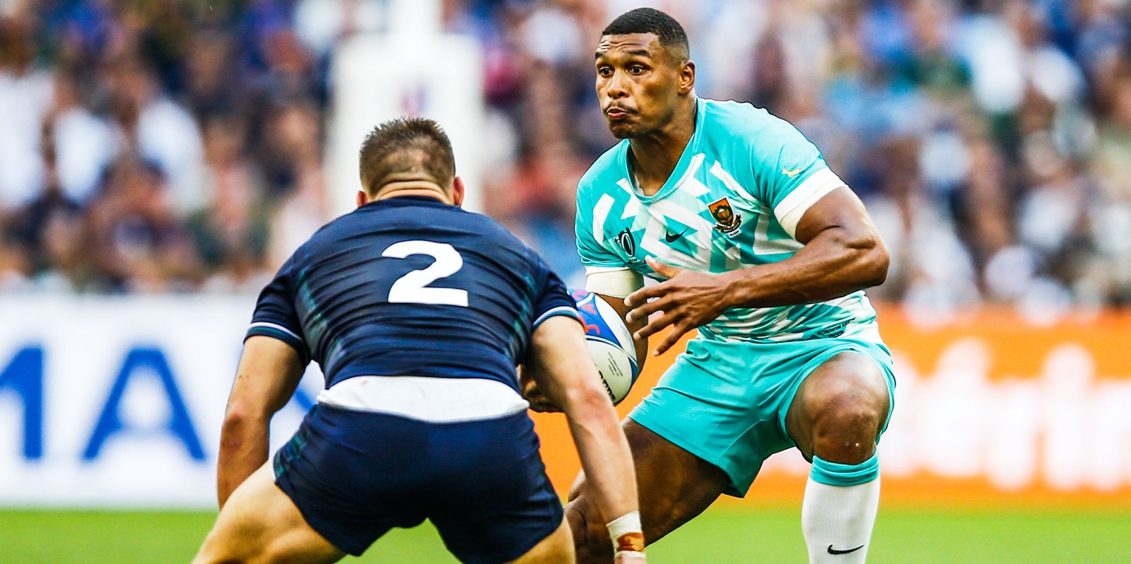 Damian Willemse cherche à échapper à un tacle de George Turner.