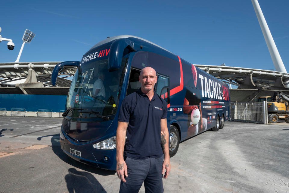 Gareth Thomas, ancien joueur professionnel gallois de rugby et de ligue de rugby, lance la tournée Tackle HIV Myth Bus Tour en France pendant la Coupe du Monde de Rugby France 2023 pour lutter contre la stigmatisation liée au VIH.