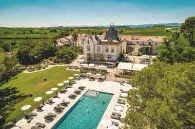 Le Château St Pierre de Serjac dans le Languedoc, dans le sud de la France, possède un vignoble, un hôtel, un spa et des propriétés indépendantes.