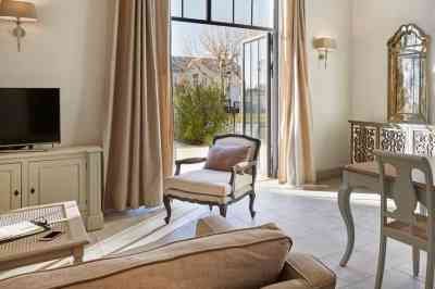 Une maison de deux chambres avec un jardin privé au Château St Pierre de Serjac est en vente pour 410 000 avec Languedoc Property Finders