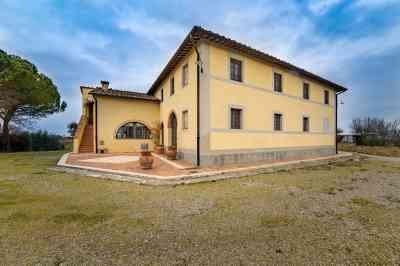 Un domaine viticole avec dix vignobles et une grande ferme près de Castellina in Chianti, en Italie, est en vente pour 3,9 millions avec Casa & Country