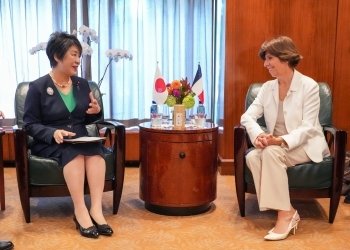 Deux ministres qui discutent après avoir pris place