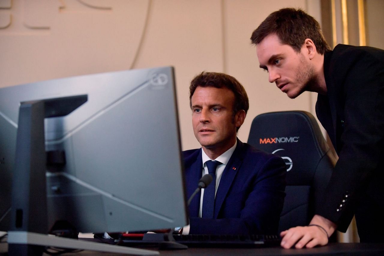 Après avoir fustigé les jeux vidéo lors des émeutes, Macron fait marche arrière et les comble d’éloges