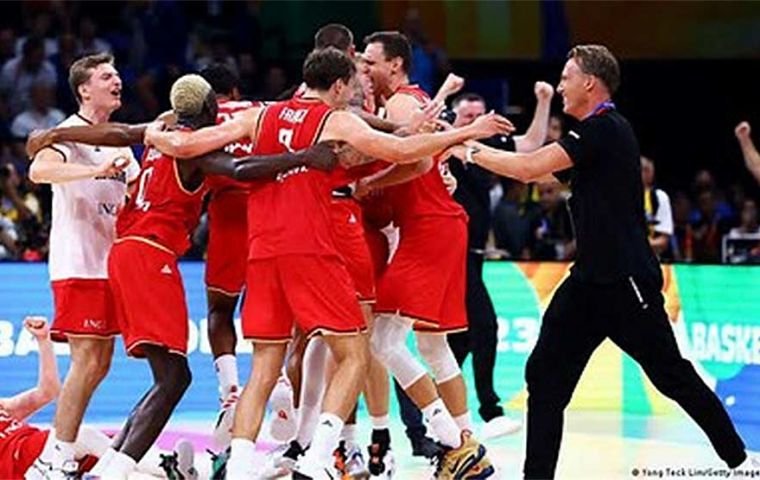 L'Allemagne a remporté une victoire 113-111, sa première victoire contre les États-Unis dans un match de basket-ball. 