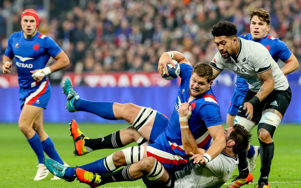 Le Français Paul Willemse est abordé par Sam Whitelock et Ardie Savea de Nouvelle-Zélande.