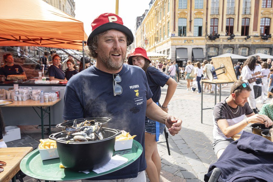 Les gens apprécient la nourriture lors de la Braderie annuelle de Lille en France