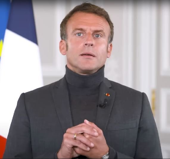 Emmanuel Macron Youtube Vêtu d’un pull chaud, le président Macron a exhorté les gens à consommer moins d’énergie à la maison en octobre 2022