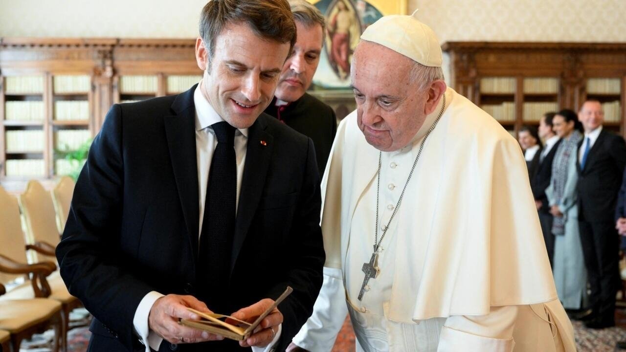 Macron défend sa décision d’assister à la messe du pape à Marseille