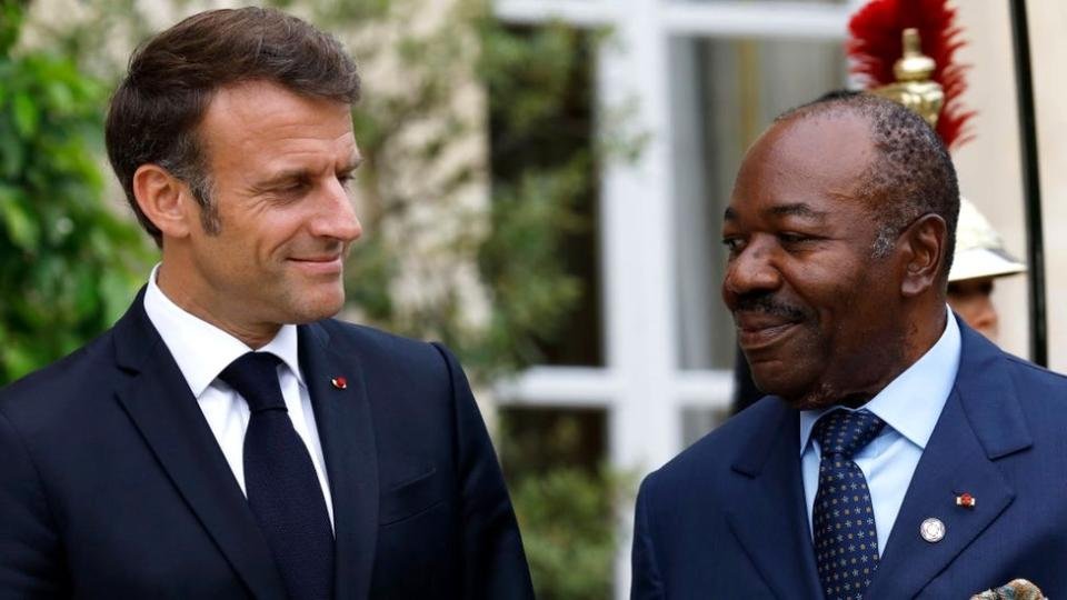 Le président français Emmanuel Macron (à gauche) salue le président gabonais Ali Bongo Odimba à l'Élysée à Paris, le 22 juin.