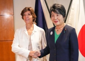 Deux ministres se serrent la main face à la caméra