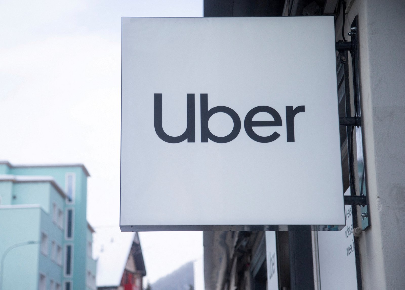 Uber conclut un accord de livraison avec le fournisseur de logiciels de restauration Deliverect 1 Le logo d'Uber est visible dans une salle d'exposition temporaire lors du Forum économique mondial de Davos