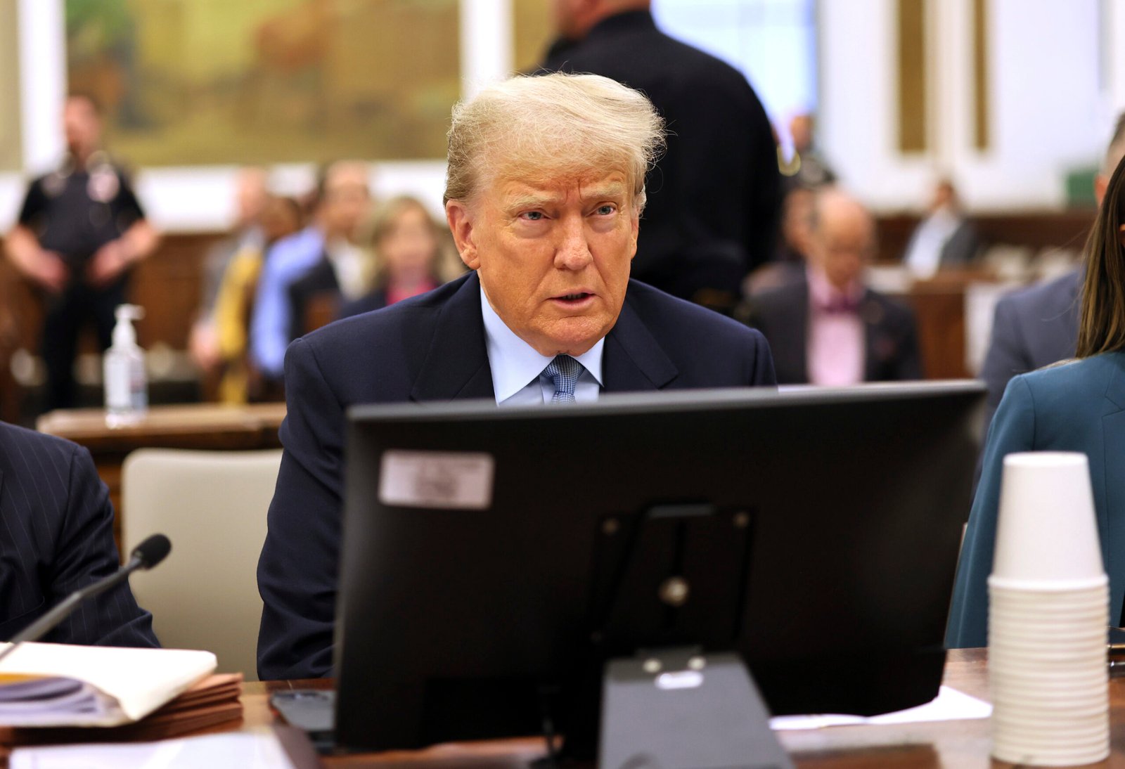 Trump condamné à une amende de 5 000 $ pour violation de l’ordre de silence, alors que le juge menace de prison pour de futures violations